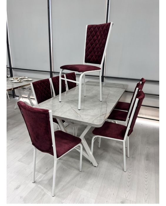 Сем бренди стол со стульями.