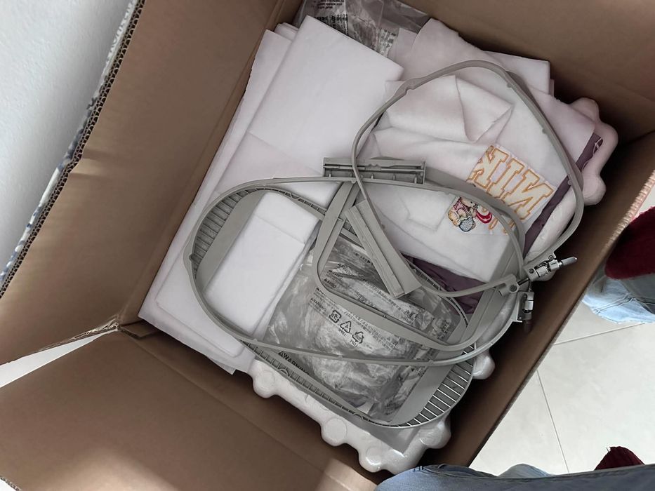 Vând mașină de brodat Brother Innov-is NV880E, complet funcțională, cu cutia originală.