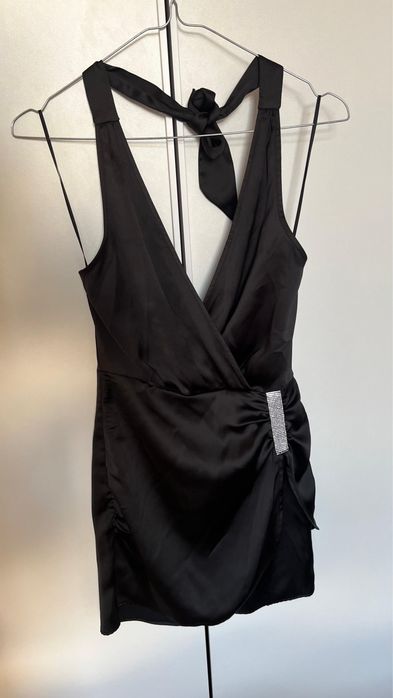 Черна рокля със сребърен детайл