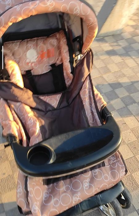 Kolyaska sotiladi zamonaviy qulay yigʻiladigan