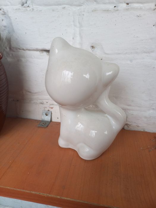 Продаётся фарфоровая статуэтка кошки