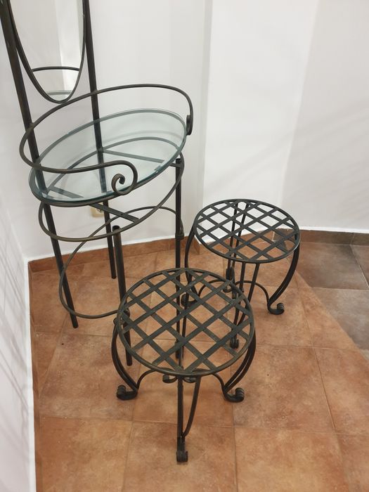 Тоалетка със стъклена основа и огледало от ковано желязо