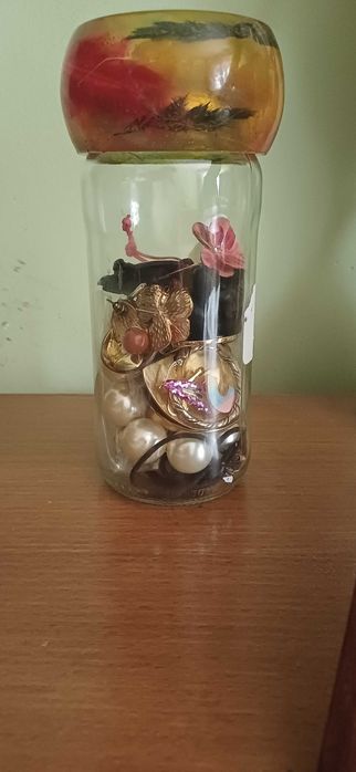Буркан с  различни бижута