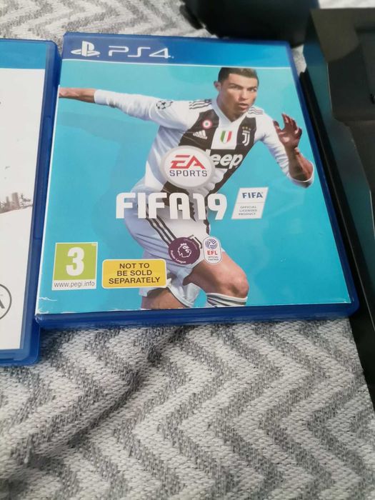 Ps4 500gb в отлично състояние с всички кабели и един джойстик.