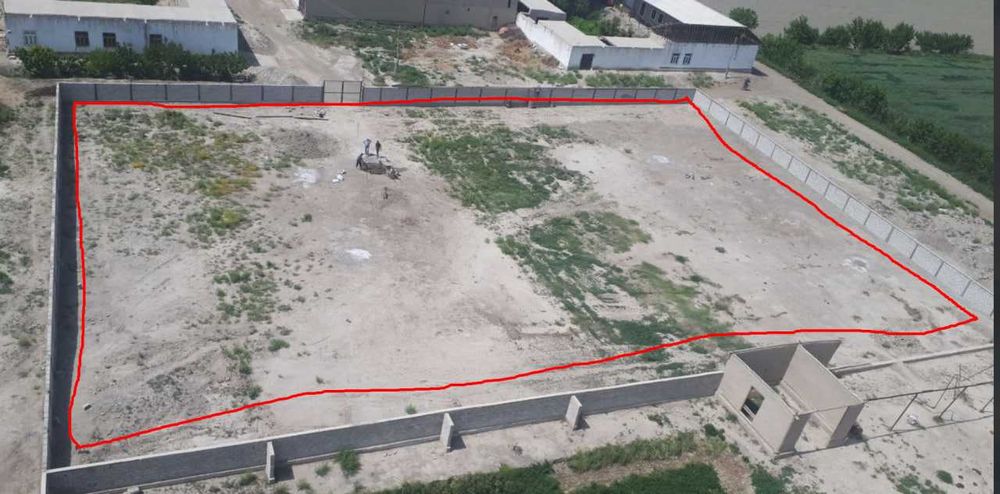 Атрофи уралган ер участкаси сотилади.