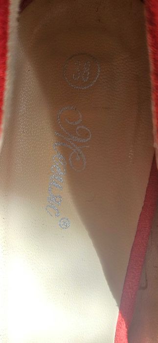 Червени обувки на висок ток