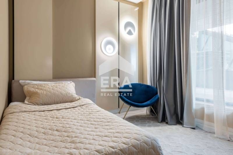 Луксозен тристаен апартамент за продажба в затворен комплекс, на брега