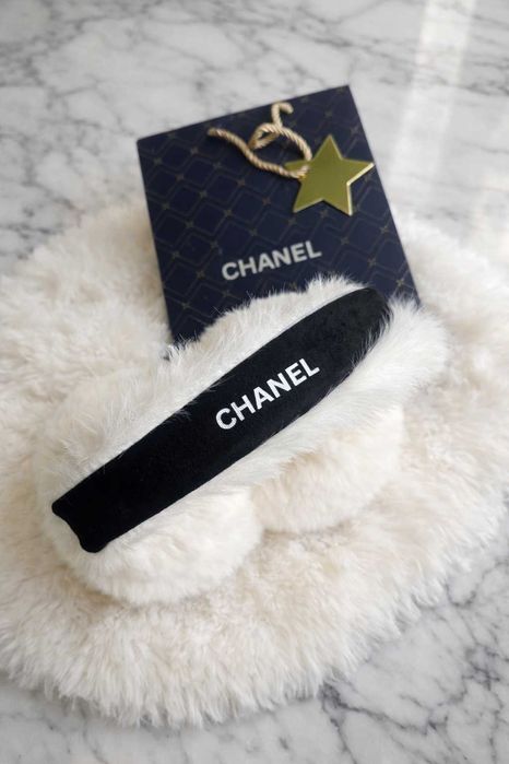 слушалки зимни черни с бял пух на шанел ушанки шапка chanel пухкави