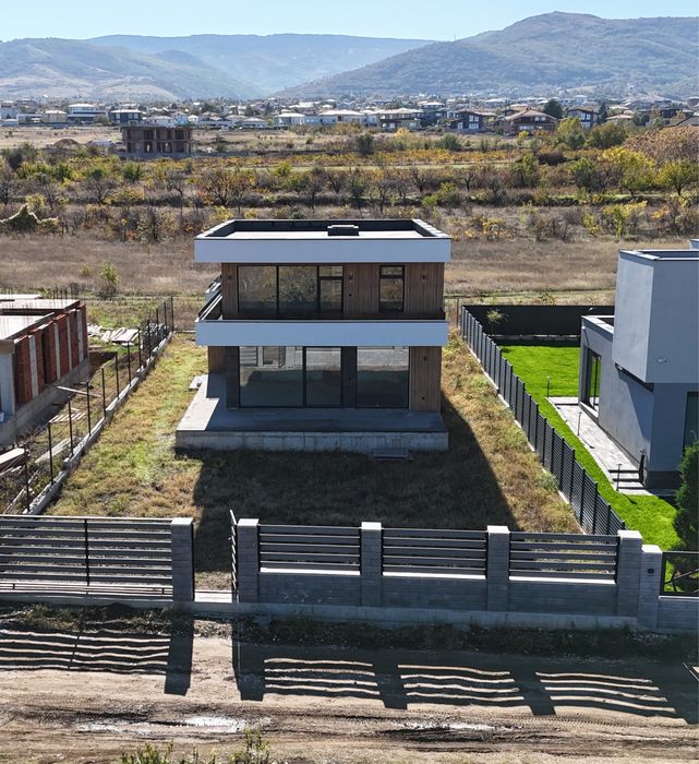 Двуетажна къща  в село Белащица с акт 16