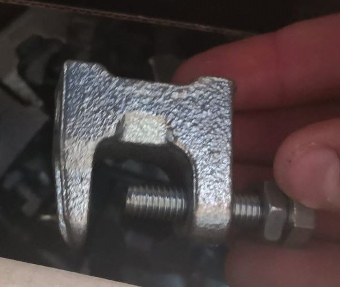 suport menghina cu gaura filetata pentru prindere pe grinda metalica