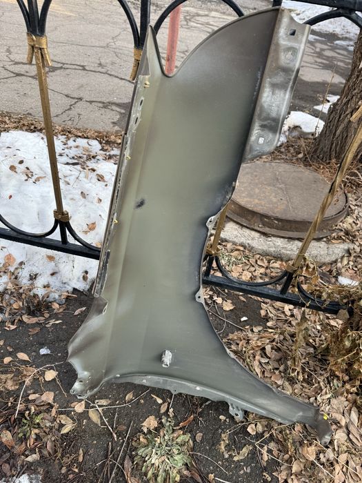 Крылья Тойота Авенсис