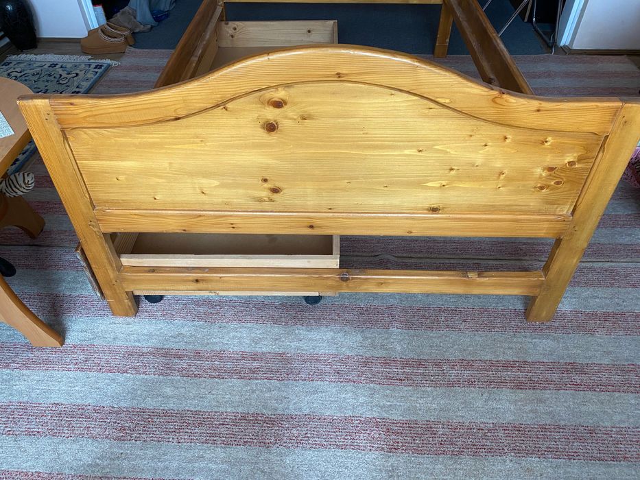 Vând pat din lemn cu lada mare de depozitare