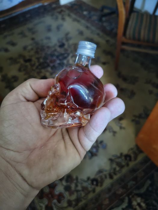 cadou sticla craniu schelete