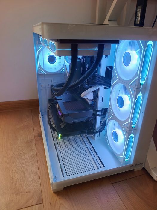 Vând PC Gaming Intel I7 10700K+RX 7700 xt 12gb ddr6