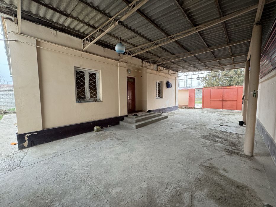 Дом в хорошем состояний. Находится в Янгибазаре