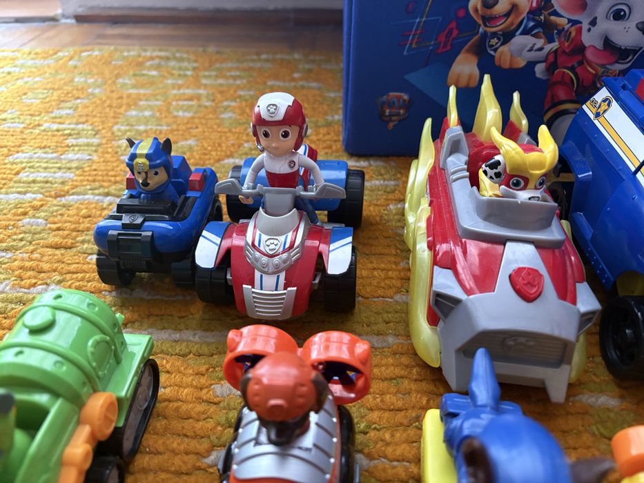 Set jucării Paw Patrol + taburet cu spațiu de depozitare (12 piese)