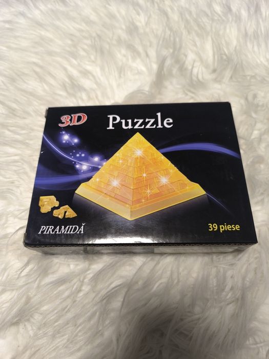 Puzzle de cristal 3D sub formă de piramidă