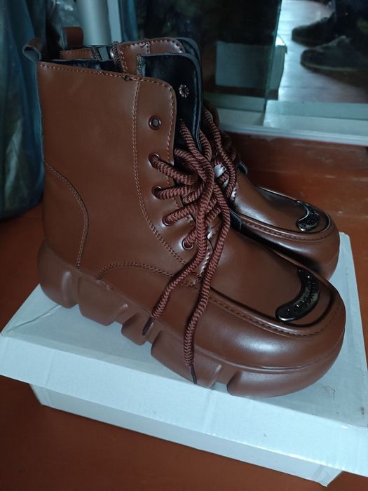 Продам женские, теплые ботинки