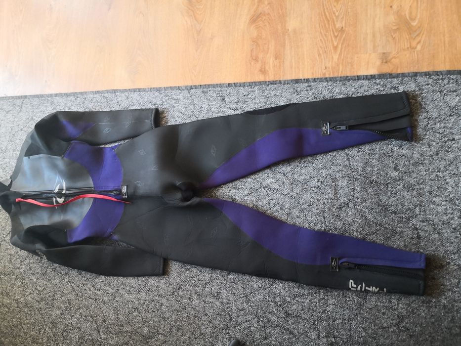 Vind costum de neopren 400 lei