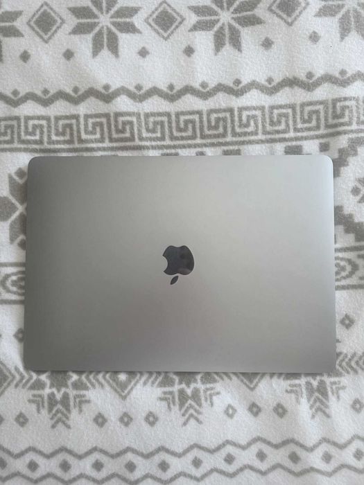 MacBook Air 13-inch,Apple M1 , 8 CPU si 7 nuclee GPU, 8GB, 256GB