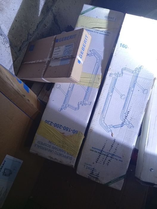 Bideu și wc atașate pe perete