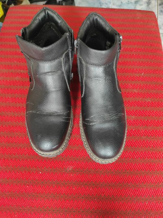 Cizme negre imblanite, cu fermoar, perfecte pentru sezonul rece. Comod