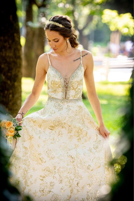 Бална рокля, кремав цвят със златни детайли