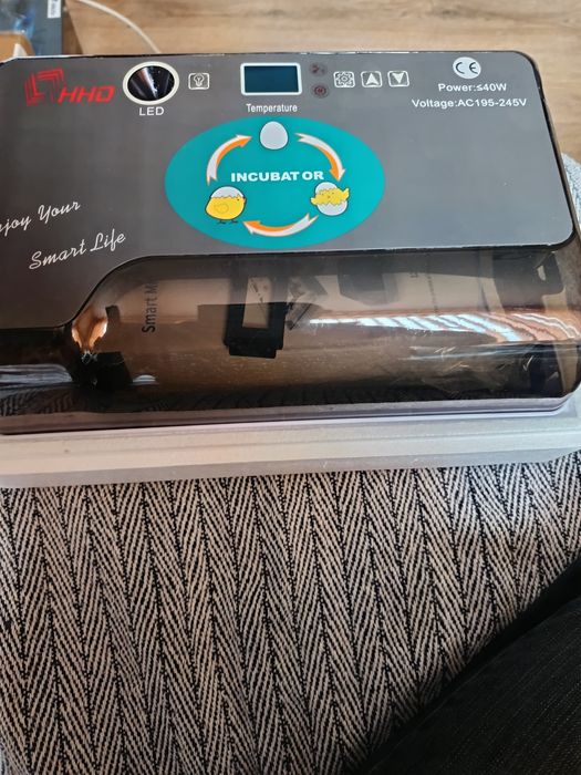 Напълно автоматичен инкубатор за 12 яйца