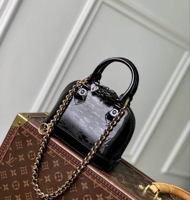 Geanta Louis Vuitton Alma Nano