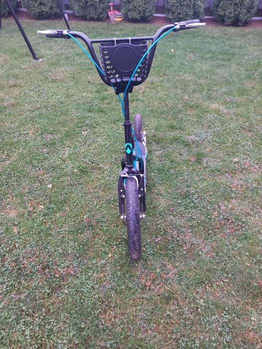 Vând trotinetă cu tot cu cască mărimea s