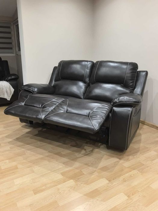 Vând canapele din piele neagră