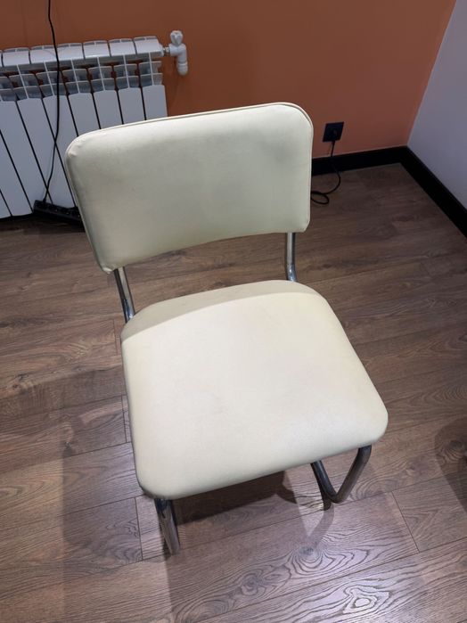 Стулья офисные, бежевые.