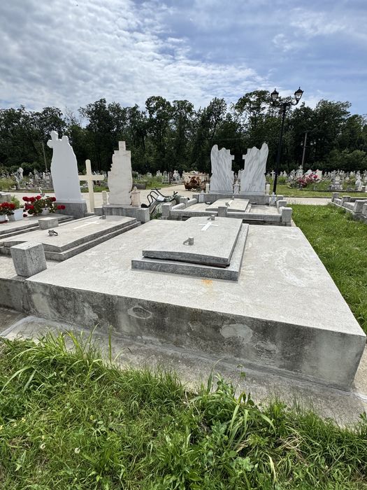 Vand Cavou complet - Cimitirul Ortodox ,, Padure '' .