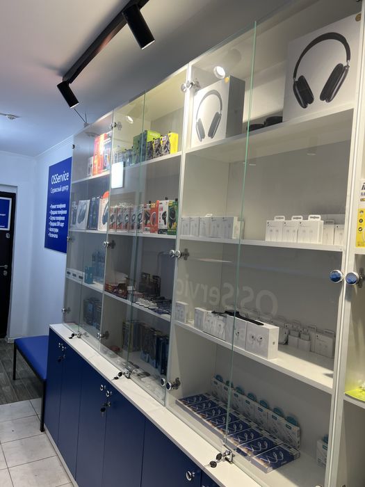 Продам Витрину и столы