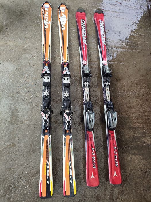 De vanzare 2 perechi de ski ,1 volki,2atomic