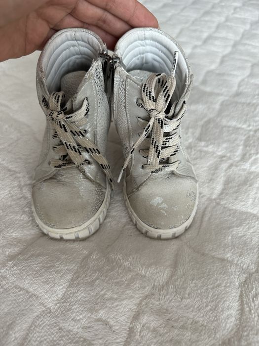 Затворени високи обувки 22 новер