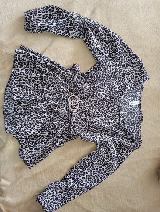 Bluza animal print , purtată o singură dată