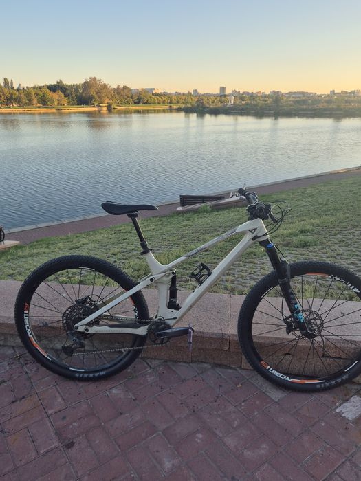 yt izzo size L carbon