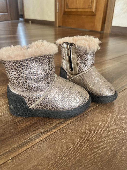 Продам зимние сапоги угги