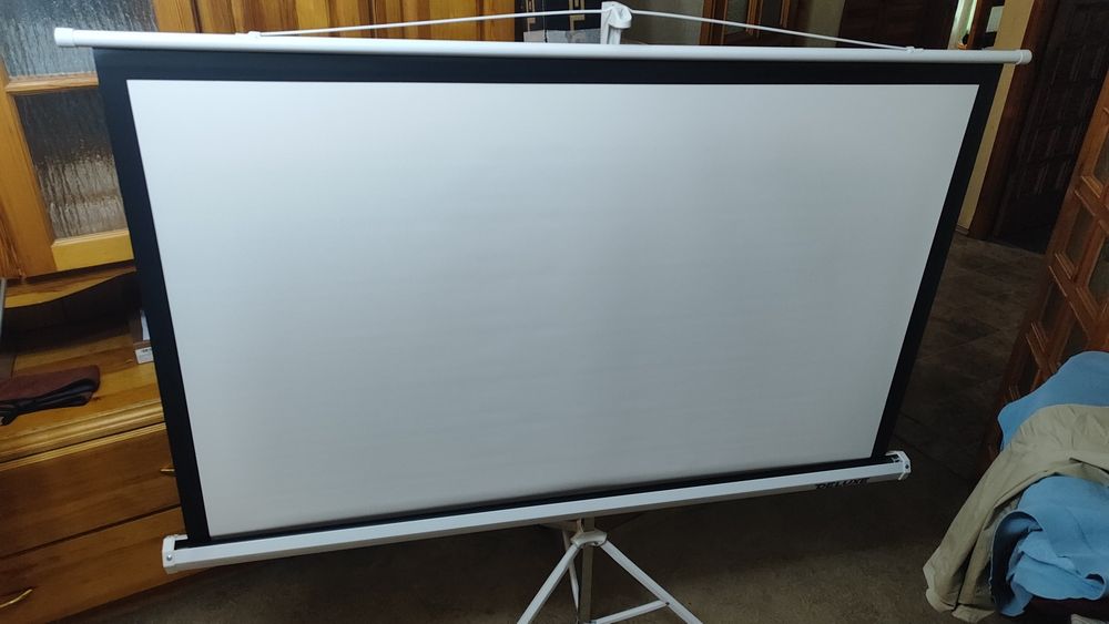 Экран для проектора на треноге
