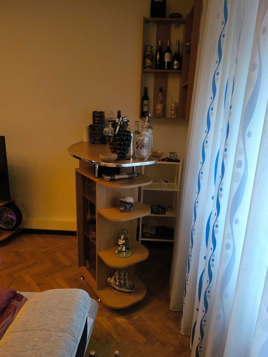 Mobilier bar de colț, realizat la comandă. Ideal pentru living, apartament, casă de vacanță, pensiune sau birou.