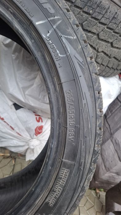 Продам шины зимние 235/45/18