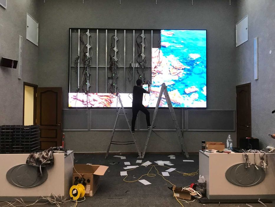 ЛЕД экран, бегущие строки