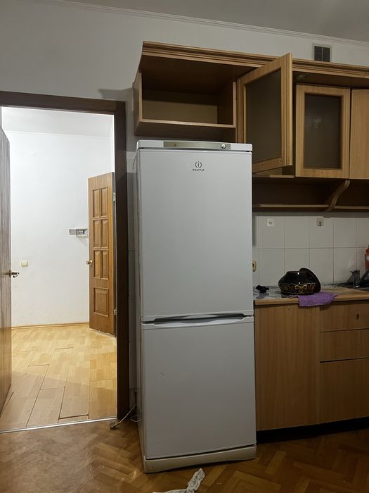 Продам холодильник Indesit.