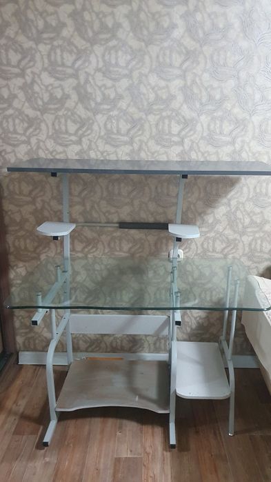 Компьютерный стол ( стеклянный )