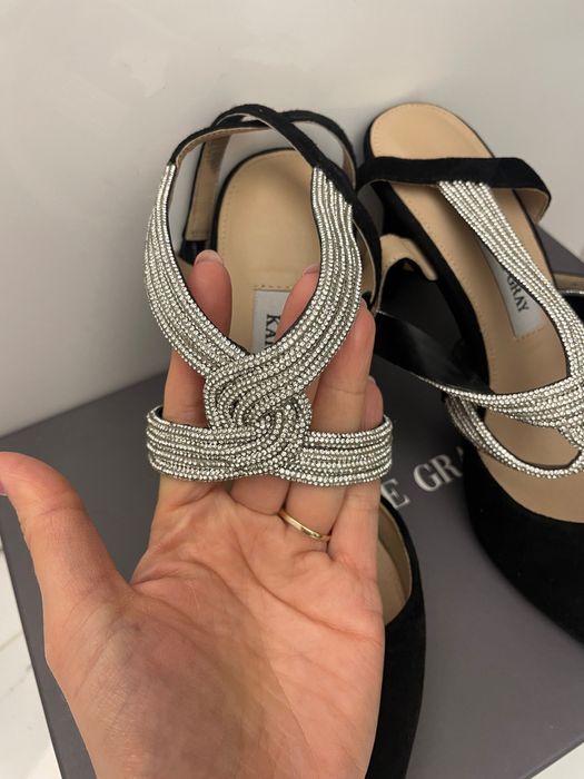 Боти Dr. Martens; официални обувки Kate Gray;