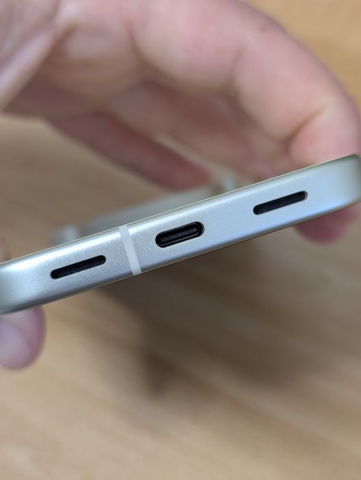 Vând smartphone Google Pixel 10 Lemongrass 128 GB in stare excelentă, garanție