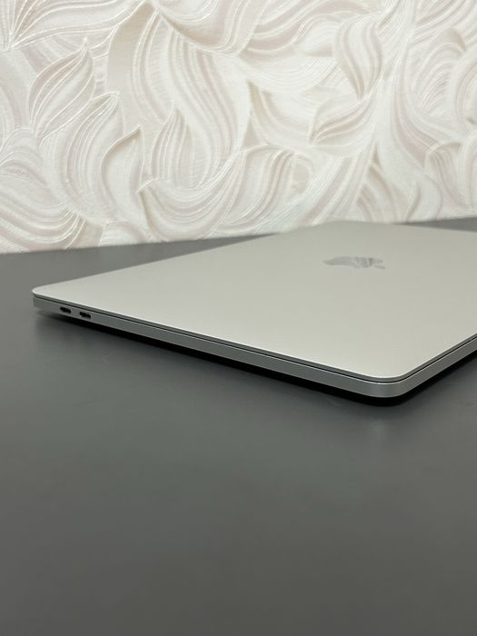 Продам MacBook Pro 13 с touch bar