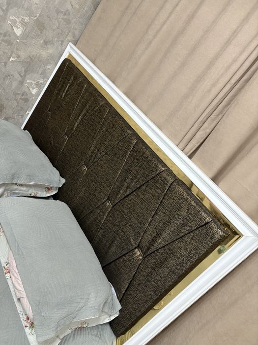 Продам двухспальную кровать с матрасом