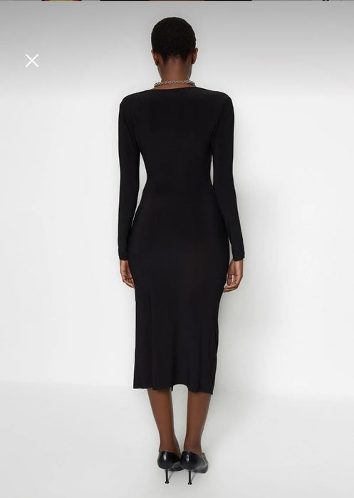 Rochie neagră drapetata cu decolteu în V